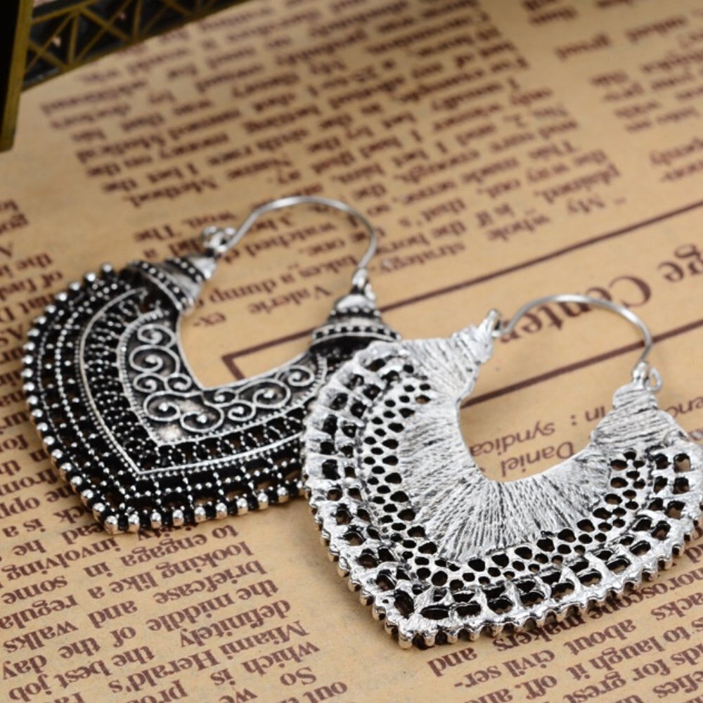 Heart-Shaped Design Hoop Earrings - Picture 3 of 3